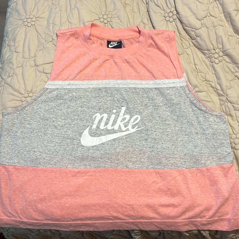 Nike. XXL. Cropped Sleevless Color Block Tank Top. Cream and Coral